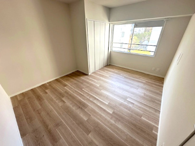 【洋室】 | プレステージ新千里西町 3号棟 | 7.1帖の洋室！全居室6帖以上の広さで、プライベートタイムもゆったり快適にお過ごしいただけます。