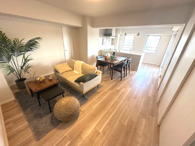 【居間・リビング】 | プレステージ新千里西町 3号棟 | 17帖のLDK！隣り合った洋室の引戸を開けることで、ワイドな空間演出も楽しめます。※家具や小物等は販売価格に含まれません。