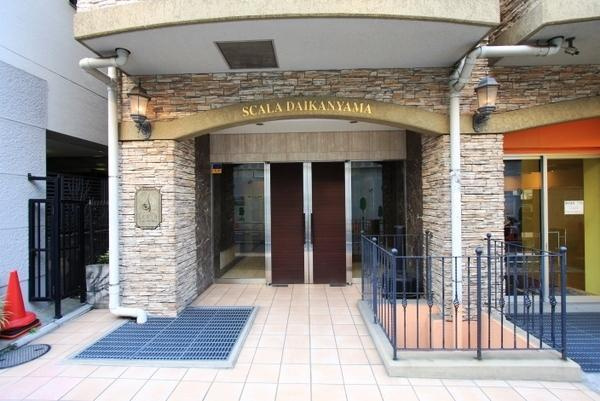 スカーラ代官山のエントランス|重厚な造りのエントランスです☆ 
