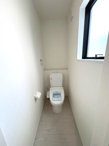 【トイレ】 | 福岡市東区三苫4丁目3期　1号棟（全4棟）【仲介手数料無料・0円】 | 現地写真。1階のトイレです。
