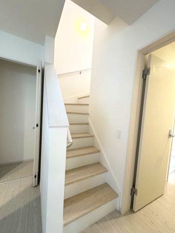 【内装】 | 福岡市東区三苫4丁目3期　1号棟（全4棟）【仲介手数料無料・0円】 | 現地写真。2階へ上がる階段です。手摺もついて安全ですね。