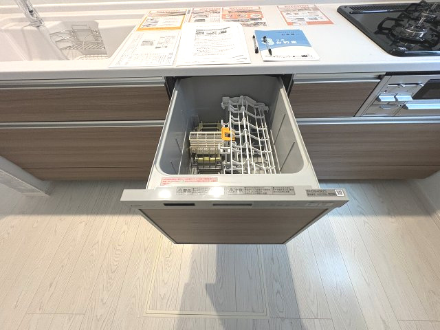 【キッチン】 | 福岡市東区三苫4丁目3期　1号棟（全4棟）【仲介手数料無料・0円】 | 現地写真。食洗器が付いてます。