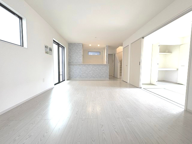 【居間・リビング】 | 福岡市東区三苫4丁目3期　1号棟（全4棟）【仲介手数料無料・0円】 | 現地写真。リビングです。