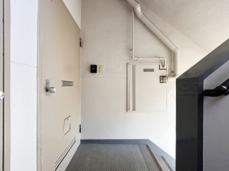 【その他共用部分】 | マンションの共用廊下です。きれいに清掃されています。周囲のお部屋の様子も、ぜひ伺ってみてください。～即日のご見学可能～　お問合せはお気軽にどうぞ。
