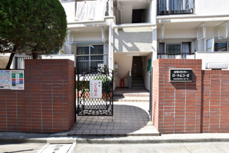 【エントランス】 | マンションの正面エントランス。出入りする人間を癒してくれるマンション入り口であり、その建物の「顔」でもあります。～即日のご見学可能～　お問合せはお気軽にどうぞ。
