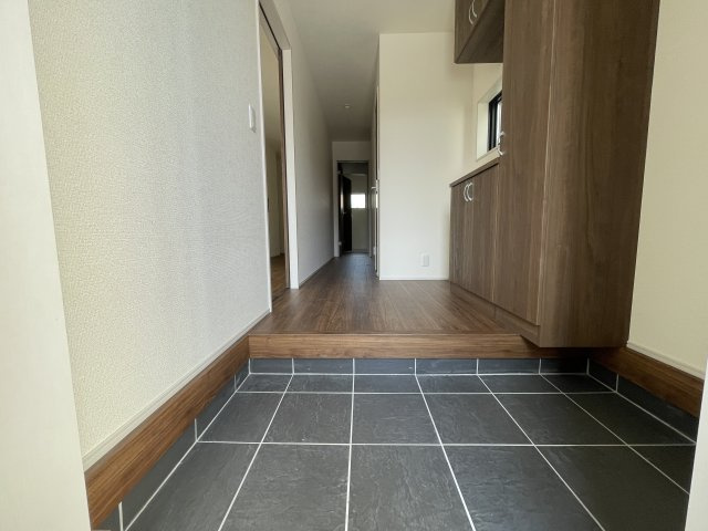 新築戸建・新築建売　郡山市町東2丁目第2　富田小・富田中の玄関|落ち着いたカラーの玄関スペース。シューズボックスが大きいので玄関スペースもスッキリ保てます！