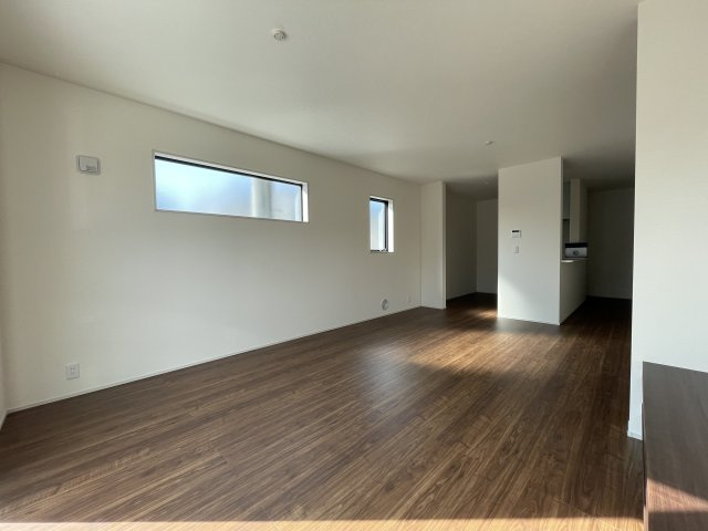 新築戸建・新築建売　郡山市町東2丁目第2　富田小・富田中の居間・リビング|窓が多く日差しがたっぷりと入るリビングは家族が集うくつろぎの空間です！