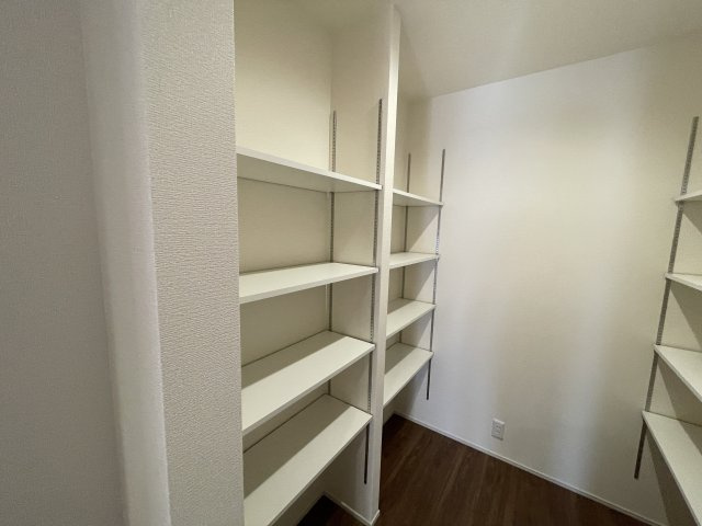 新築戸建・新築建売　郡山市町東2丁目第2　富田小・富田中の収納|大容量のパントリー収納は食品や日用品、防災グッズなどの保管に便利です！