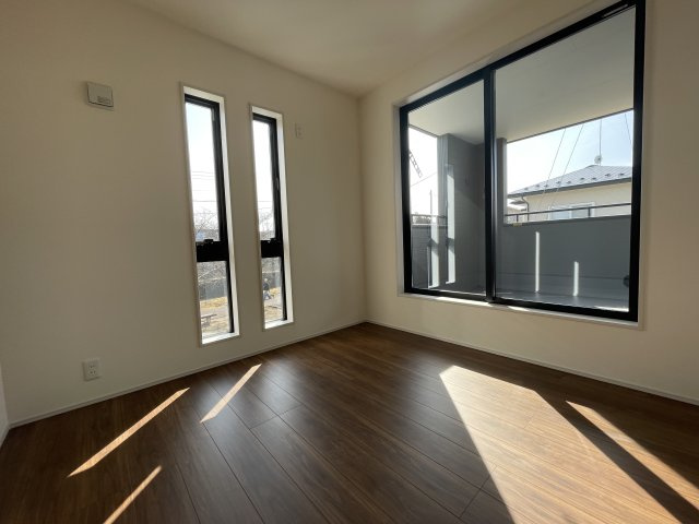 新築戸建・新築建売　郡山市町東2丁目第2　富田小・富田中の洋室|5.7帖の洋室はバルコニーに面しており大きな窓から日差しが入るので気持ちの良いプライベート空間です！