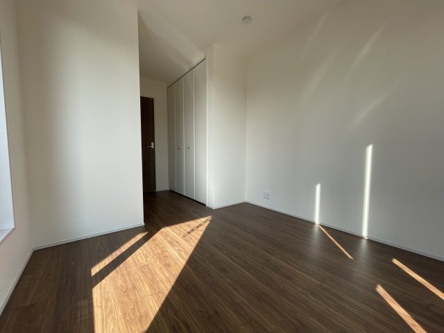 新築戸建・新築建売　郡山市町東2丁目第2　富田小・富田中の洋室|収納力のあるクローゼット収納付きで室内もスッキリです！