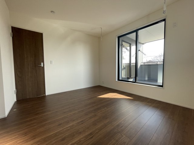 新築戸建・新築建売　郡山市町東2丁目第2　富田小・富田中の洋室|7帖の洋室は南側の窓からたっぷりと日差しが入り明るい洋室です！