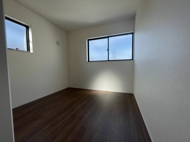 新築戸建・新築建売　郡山市町東2丁目第2　富田小・富田中の洋室|5.2帖の洋室は2面採光で北側の窓から一定した柔らかい光が入り、PC作業や読書などにも最適なお部屋！