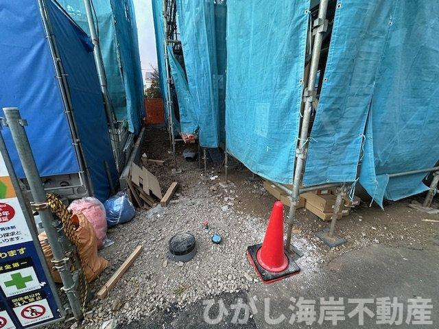 茅ヶ崎市円蔵　新築戸建　全２棟の前面道路含む現地写真|12月22日撮影　建築中　現地外観