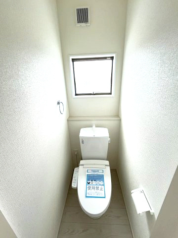 【トイレ】 | 福岡市東区三苫4丁目3期　2号棟（全4棟）【仲介手数料無料・0円】 | 現地写真。1階のトイレです。