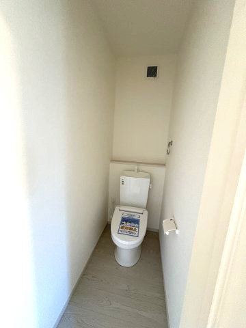 【トイレ】 | 福岡市東区三苫4丁目3期　2号棟（全4棟）【仲介手数料無料・0円】 | 現地写真。2階にもトイレです。