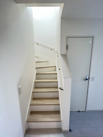 【内装】 | 福岡市東区三苫4丁目3期　2号棟（全4棟）【仲介手数料無料・0円】 | 現地写真。2階へ上がる階段です。手摺もついて安全ですね。