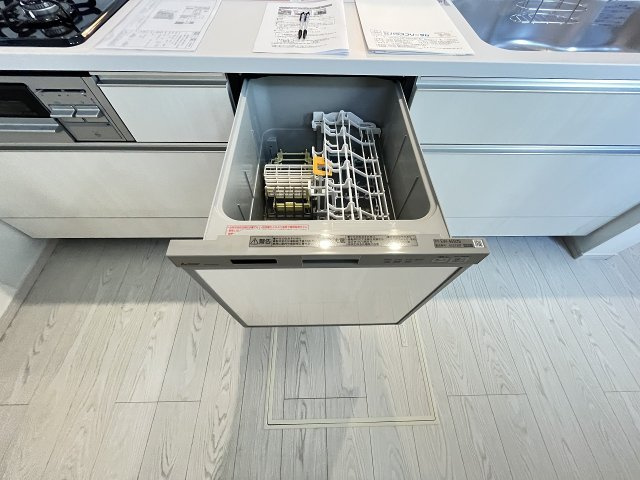 【キッチン】 | 福岡市東区三苫4丁目3期　2号棟（全4棟）【仲介手数料無料・0円】 | 現地写真。食洗器が付いてます。