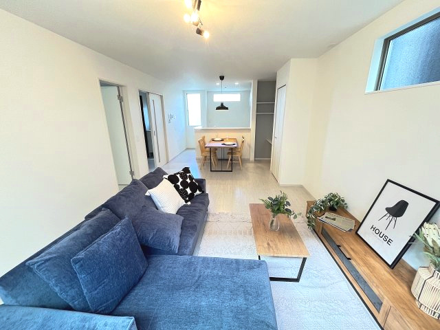 【居間・リビング】 | 福岡市東区三苫4丁目3期　2号棟（全4棟）【仲介手数料無料・0円】 | 現地写真。リビングです。