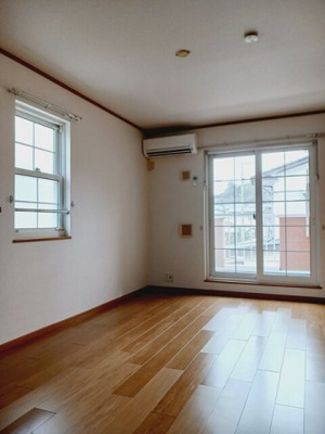 【内装】 | セーバリー・フォレスト | 明るい色調の室内です