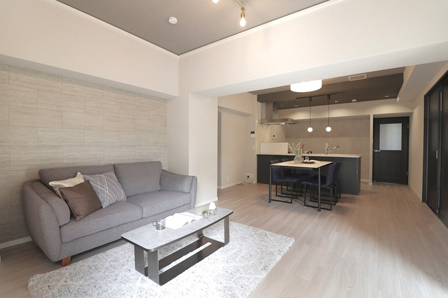 【居間・リビング】 | 蒲生第二コーポ | 【LDK：ゆったり約18.2帖♪】※設置されている家具・小物・照明はディスプレイ用です。家具付きの販売ではございません。ご了承下さい。