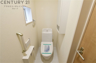 温水洗浄便座付トイレは温水洗浄機能により、暖かい水でおしりを洗浄することができ、冷たい水を使う従来の便座に比べ、温水洗浄機能で暖かいトイレを提供し、快適な使用を可能にします。