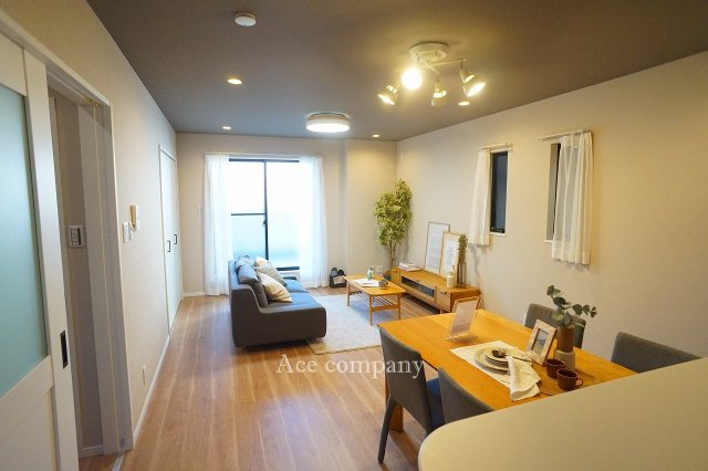 【居間・リビング】 | 東成区大今里南5丁目 | 【LDK：ゆったり約17.8帖】※設置されている家具・小物・照明はディスプレイ用です。家具付きの販売ではございません。ご了承下さい。