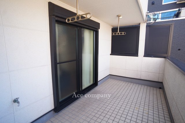 【バルコニー】 | 東成区大今里南5丁目 | こちらはリビングに面した2階のワイドバルコニー☆3階にも同形状のワイドバルコニーあります☆2F・3Fともに水栓完備です☆