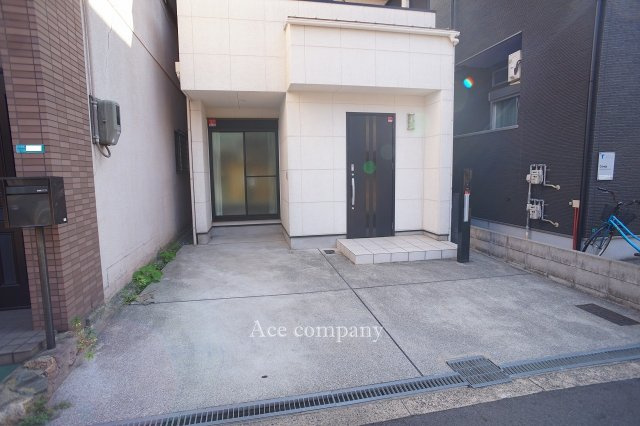 【駐車場】 | 東成区大今里南5丁目 | 建物西側の間隔が広く、裏側の南面も建物がありません♪玄関前のアプローチに駐輪スペースも確保できます♪