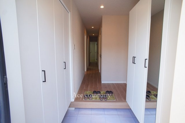 【玄関】 | 東成区大今里南5丁目 | 玄関収納たっぷり！両サイドに収納完備です！【ミラー付きのシューズボックス＋シューズクローゼット】