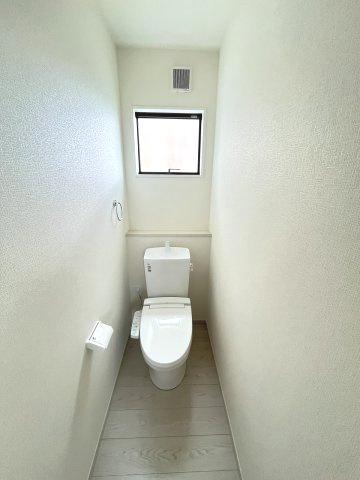 【トイレ】 | 福岡市東区三苫4丁目3期　4号棟（全4棟）【仲介手数料無料・0円】 | 現地写真。1階のトイレです。