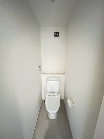 【トイレ】 | 福岡市東区三苫4丁目3期　4号棟（全4棟）【仲介手数料無料・0円】 | 現地写真。2階にもトイレです。