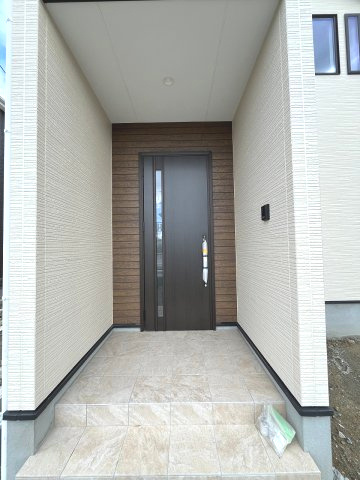 【玄関】 | 福岡市東区三苫4丁目3期　4号棟（全4棟）【仲介手数料無料・0円】 | 現地写真。