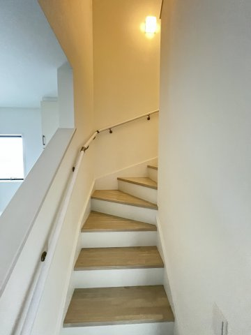 【内装】 | 福岡市東区三苫4丁目3期　4号棟（全4棟）【仲介手数料無料・0円】 | 現地写真。2階へ上がる階段です。手摺もついて安全ですね。
