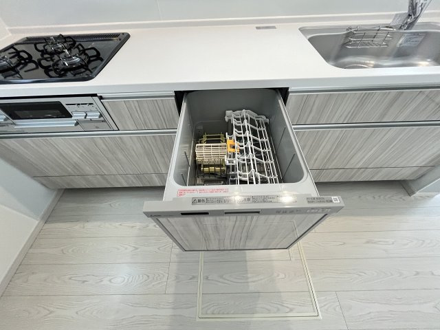 【キッチン】 | 福岡市東区三苫4丁目3期　4号棟（全4棟）【仲介手数料無料・0円】 | 現地写真。食洗器が付いてます。