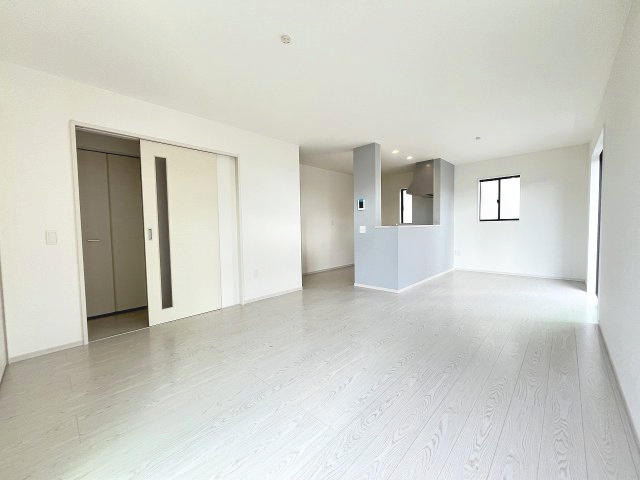 【居間・リビング】 | 福岡市東区三苫4丁目3期　4号棟（全4棟）【仲介手数料無料・0円】 | 現地写真。リビングです。