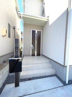 【玄関】 | 岐阜市近島新築建売全2棟！庭付き！お車並列3台可能！島小学校まで徒歩10分！長期優良住宅♪ | 岐阜市近島新築建売全2棟！庭付き！お車並列3台可能！島小学校まで徒歩10分！長期優良住宅♪