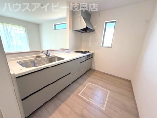 【キッチン】 | 岐阜市近島新築建売全2棟！庭付き！お車並列3台可能！島小学校まで徒歩10分！長期優良住宅♪ | 岐阜市近島新築建売全2棟！庭付き！お車並列3台可能！島小学校まで徒歩10分！長期優良住宅♪