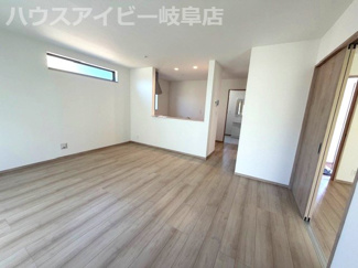 【居間・リビング】 | 岐阜市近島新築建売全2棟！庭付き！お車並列3台可能！島小学校まで徒歩10分！長期優良住宅♪ | 岐阜市近島新築建売全2棟！庭付き！お車並列3台可能！島小学校まで徒歩10分！長期優良住宅♪