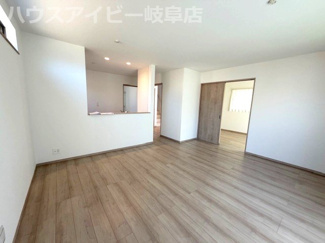 【居間・リビング】 | 岐阜市近島新築建売全2棟！庭付き！お車並列3台可能！島小学校まで徒歩10分！長期優良住宅♪ | 岐阜市近島新築建売全2棟！庭付き！お車並列3台可能！島小学校まで徒歩10分！長期優良住宅♪