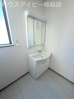 【独立洗面台】 | 岐阜市近島新築建売全2棟！庭付き！お車並列3台可能！島小学校まで徒歩10分！長期優良住宅♪ | 岐阜市近島新築建売全2棟！庭付き！お車並列3台可能！島小学校まで徒歩10分！長期優良住宅♪