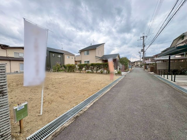 草津市南笠町1号地　売土地の前面道路含む現地写真