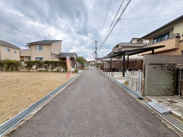 草津市南笠町1号地　売土地の前面道路含む現地写真