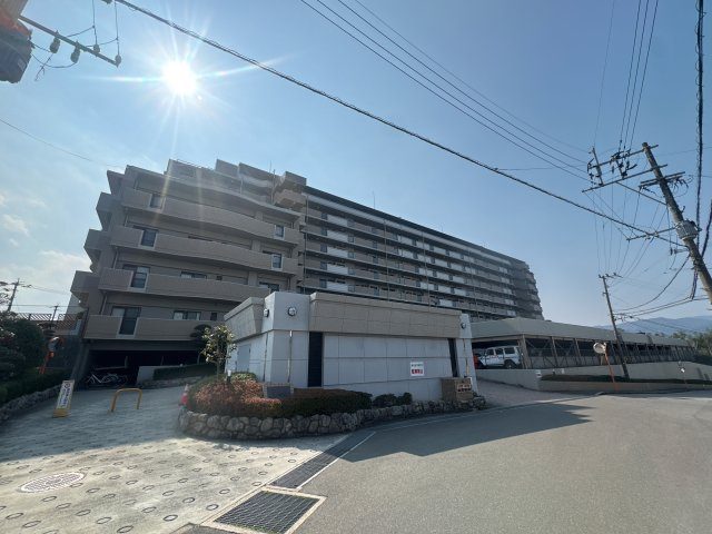 【外観】 | サンリヤン博多南☆仲介手数料無料☆ | 【重厚感あふれる佇まい】
博多南エリアでも目を引く、洗練された外観デザイン。管理体制も良好で、住まうことへの誇りを感じさせてくれるレジデンスです。エントランスも美しく、帰宅を優しく迎えてくれます。