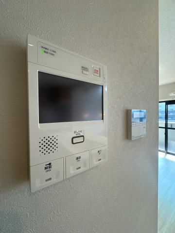 【防犯設備】 | サンリヤン博多南☆仲介手数料無料☆ | 【TVモニター付インターホン】来客を映像で確認できる安心の防犯設備。セキュリティ重視の方にもご満足いただける、安全な暮らしをサポートする住まいです。