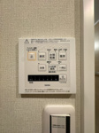 【設備】 | サンリヤン博多南☆仲介手数料無料☆ | 【浴室換気乾燥機付き】天候を気にせずお洗濯が可能。清潔感溢れるバスルームで、一日の疲れをゆったりと癒やせます。日々のメンテナンスもしやすい仕様です。