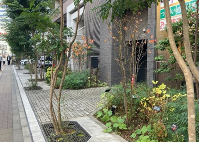 【庭】 | クリオレジダンス八王子ザ・マークス | 物件によっては、入居者が個人的に使用できる専用庭がついているものもあります。また、住宅の中にある土間の部分を庭と呼ぶこともあります。庭の用途は住む人によって変わり、それによってデザインもさまざまです。