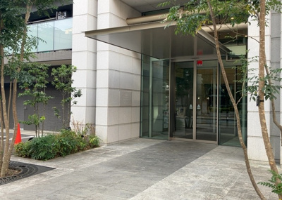 【中庭】 | クリオレジダンス八王子ザ・マークス | 中庭（パティオ）とは、一つの建築物の内部に設けられた、壁などで囲われている庭のことを指します。コの字型、ロの字型が主流ですが、L字型の中庭もあります。最近では、インテリア性の高さからも人気があります。