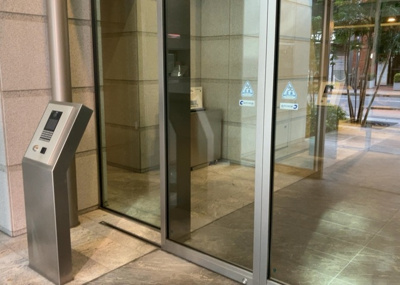 【エントランス】 | クリオレジダンス八王子ザ・マークス | マンションのエントランスには、もともと風よけや防犯の役割がありますが、マンションによって宅配ボックスなどの設備が備わっている所もあります。日々の生活をイメージしながら生活しやすさをチェックしましょう。