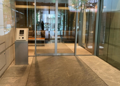 【ロビー】 | クリオレジダンス八王子ザ・マークス | ラウンジは、マンションの共用スペースに椅子やテーブルなどを配置した利用者が寛げる空間です。屋内型ラウンジと屋外型ラウンジがあります。共用部分の管理状況と合わせて、詳細については現地でご確認ください。