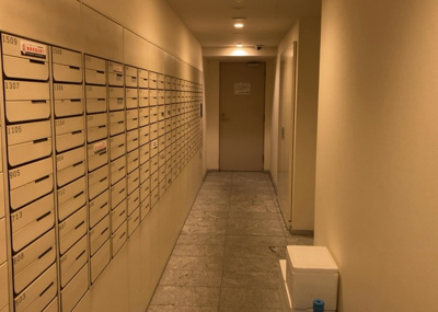 【設備】 | クリオレジダンス八王子ザ・マークス | エントランス付近に設置されている集合ポストは、住んでいる部屋と離れているため、ポストをあさるなど誰かに何かされていても被害に気づきにくいです。入居する時には他人に特定されにくい番号で鍵をかけましょう！